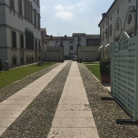 Vecelli Cavriani 住宿加早餐酒店 Mozzecane